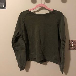 Dark grey crew neck sweatshirt w/ ribbed sleeves